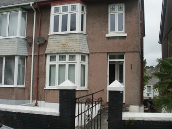 31 Fullerton Road, Milehouse, Plymouth PL2 3AX Ground Floor and rear garden level maisonette, 